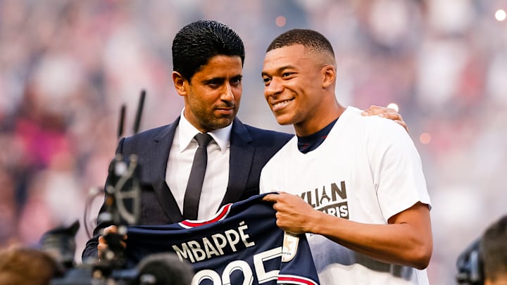 Nasser Al-Khelaïfi / Kylian Mbappé, au moment de la prolongation du Français au Parc des Princes en 2022