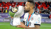Alex Teixeira, aos 32 anos, está livre no mercado