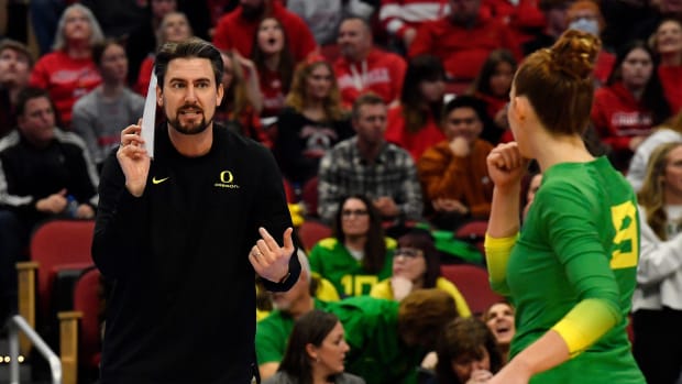 Oregon's head coach Matt Ulmer talks to \Hannah Pukis (9) during their NCAA Regional Final game against Louisville, Saturday,