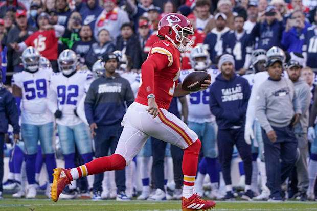 Kansas City Chiefs QB Patrick Mahomes runs the ball against the Dallas Cowboys.