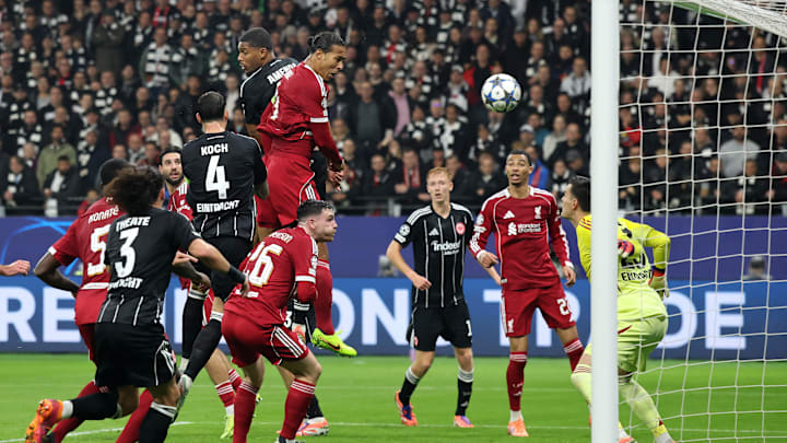 Bezeichnend: Virgil van Dijk kann unbedrängt einköpfen Bezeichnend: Virgil van Dijk kann unbedrängt einköpfen