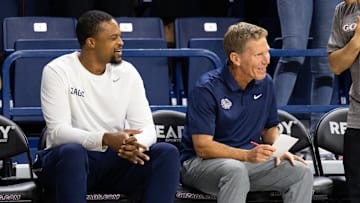 Gonzaga Bulldogs grad assistant Que Johnson (left) and head coach Mark Few (right).