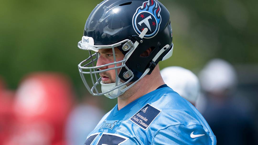 Former Wisconsin Lutheran High School star offensive lineman and 15-year NFL veteran Kevin Zeitler (pictured above with the Tennessee Titans last season) signed a one-year free agent contract with the Green Bay Packers on Sept. 30.