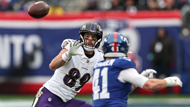 Andrews helped the Ravens to a 35–14 win over the Giants.