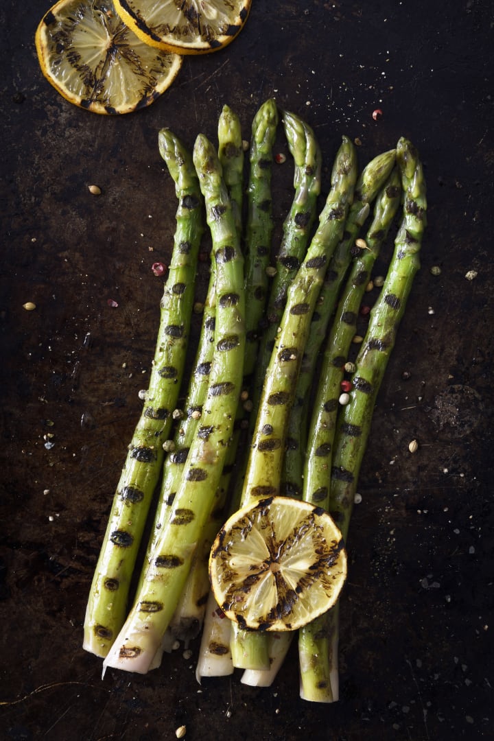 photo of grilled asparagus and lemon