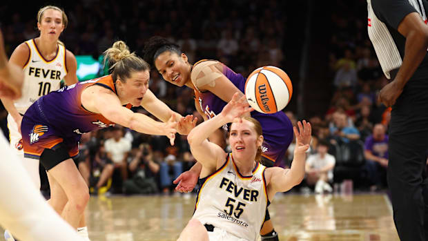 A photo of the Mercury defending Chloe Bibby