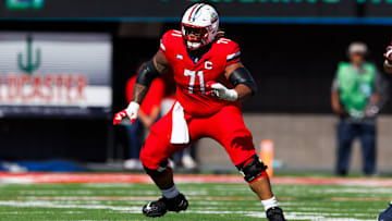Arizona Wildcats offensive tackle Jonah Savaiinaea (71)