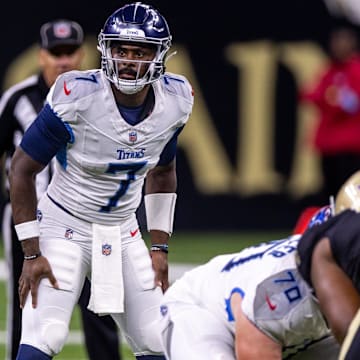 Aug 25, 2024; New Orleans, Louisiana, USA;  Tennessee Titans quarterback Malik Willis (7) looks over the New Orleans Saints defense during the second half at Caesars Superdome.