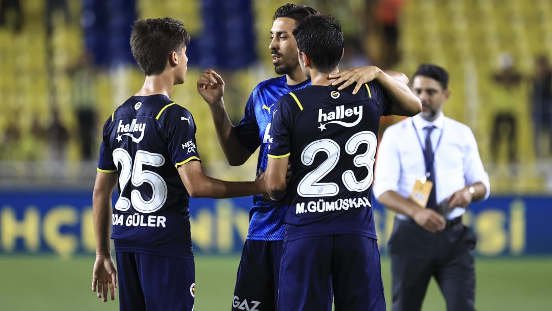 İrfan Can Kahveci, Arda Güler ve Muhammed Gümüşkaya ile konuşuyor. İrfan Can Kahveci, Arda Güler ve Muhammed Gümüşkaya ile konuşuyor.