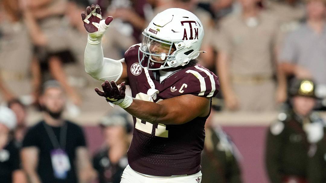 October 11, 2025, College Station, Texas, USA: Texas A&M linebacker Taurean York (21) does the Ã¢â‚¬oeGator ChompÃ¢â‚¬Â gesture after a defensive play during the first half of the college football game between Texas A&M and Florida on October 11, 2025 in College Station, Texas. 