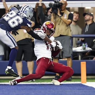 Washington Commanders wide receiver Terry McLaurin (17) makes the game-winning touchdown catch over Dallas Cowboys cornerback DaRon Bland.
