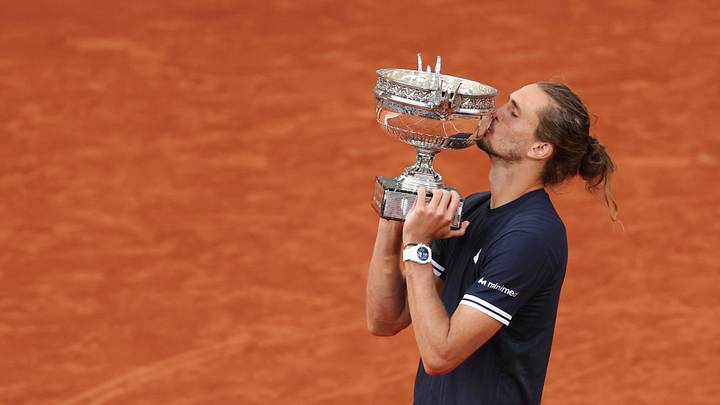 El beso de la gloria: El tenista alemán Alexander Zverev deposita un emotivo beso sobre la Copa de los Mosqueteros tras proclamarse campeón de Roland Garros El beso de la gloria: El tenista alemán Alexander Zverev deposita un emotivo beso sobre la Copa de los Mosqueteros tras proclamarse campeón de Roland Garros