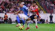 El polaco Mateusz Bogusz de Cruz Azul y Miguel Gómez de Chivas
