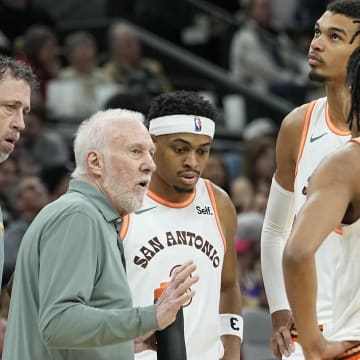 Dec 15, 2023; San Antonio, Texas, USA; San Antonio Spurs head coach Gregg Popovich talks with players during a timeout in the first half against the Los Angeles Lakers at Frost Bank Center. Mandatory Credit: Scott Wachter-USA TODAY Sports