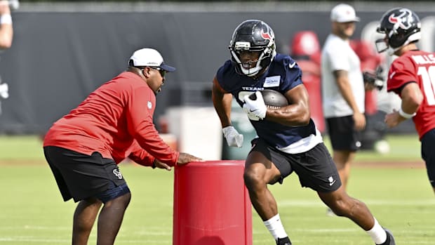 Houston Texans running back Nick Chubb (21) participates in a drill during an NFL football minicamp at NRG Stadium. Mandatory