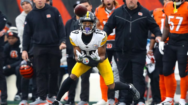 Nov 26, 2023; Cincinnati, Ohio, USA;  Pittsburgh Steelers wide receiver Calvin Austin III (19) catches the ball during the third quarter against the Cincinnati Bengals at Paycor Stadium. Mandatory Credit: Joseph Maiorana-USA TODAY Sports