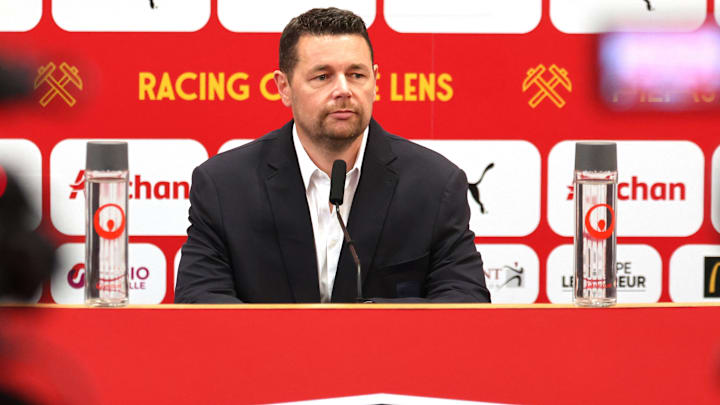 Pierre Sage est le nouvel entraîneur du RC Lens. Pierre Sage est le nouvel entraîneur du RC Lens.