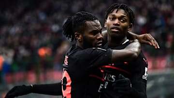 Franck Kessié abbraccia Rafael Leao