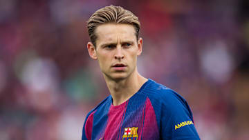 Frenkie de Jong est annoncé titulaire.