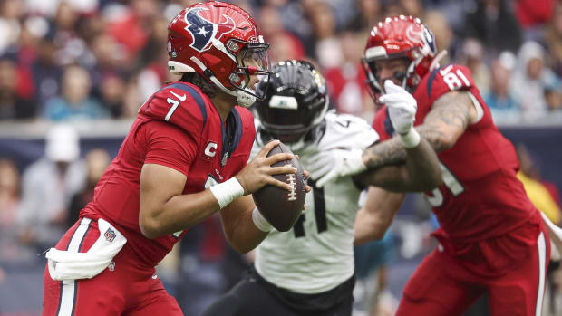 Houston Texans quarterback C.J. Stroud (7) looks for an open receiver against the Jacksonville Jaguars 