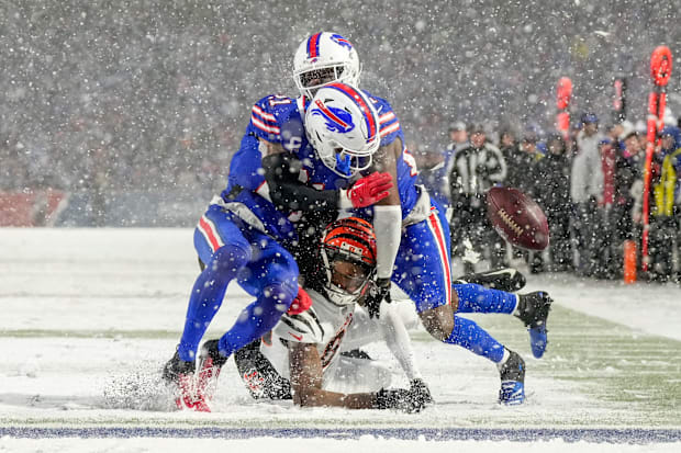 Buffalo Bills defenders converge on Cincinnati Bengals receiver to defend a pass.