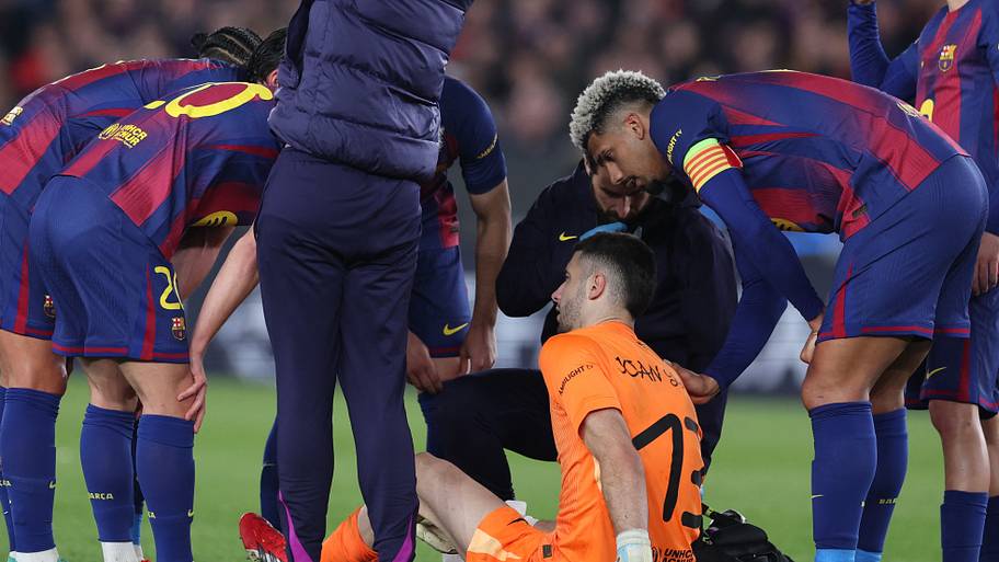 Joan García receiving medical attention. 