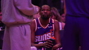 Feb 27, 2025; Phoenix, Arizona, USA; Phoenix Suns forward Kevin Durant (35) in a huddle during a timeout against the New Orleans Pelicans in the fourth quarter at Footprint Center. Mandatory Credit: Brett Davis-Imagn Images