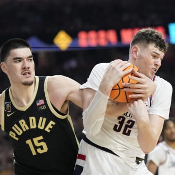 Purdue Boilermakers center Zach Edey (15) reaches in on Connecticut Huskies center Donovan Clingan (32) during the Men's NCAA national championship game at State Farm Stadium in Glendale on April 8, 2024.