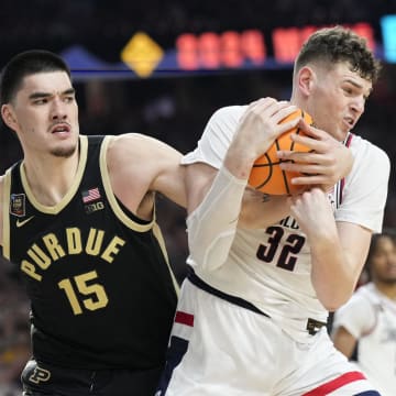 Purdue Boilermakers center Zach Edey (15) reaches in on Connecticut Huskies center Donovan Clingan (32) during the Men's NCAA national championship game at State Farm Stadium in Glendale on April 8, 2024.