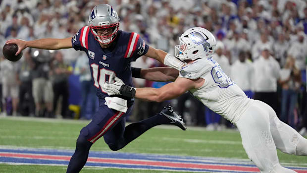 El mariscal de campo de los Patriots, Drake Maye, es obligado por el ala defensiva de los Buffalo Bills, Joey Bosa.