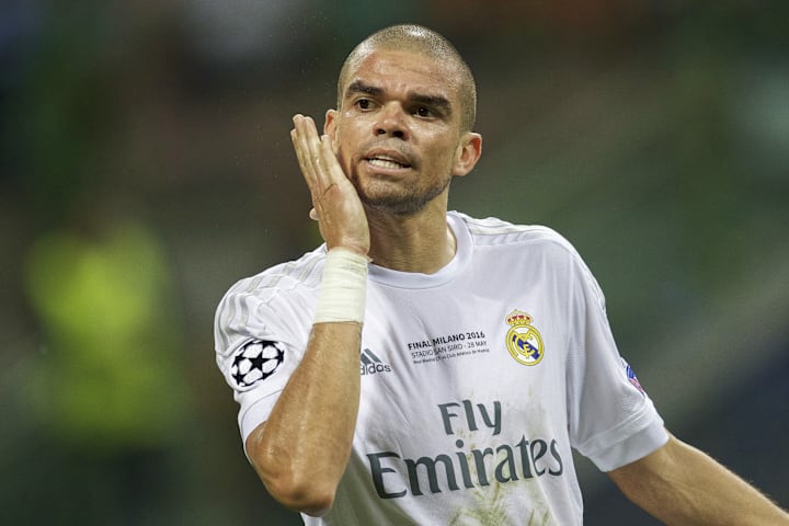 Pepe slapping himself.