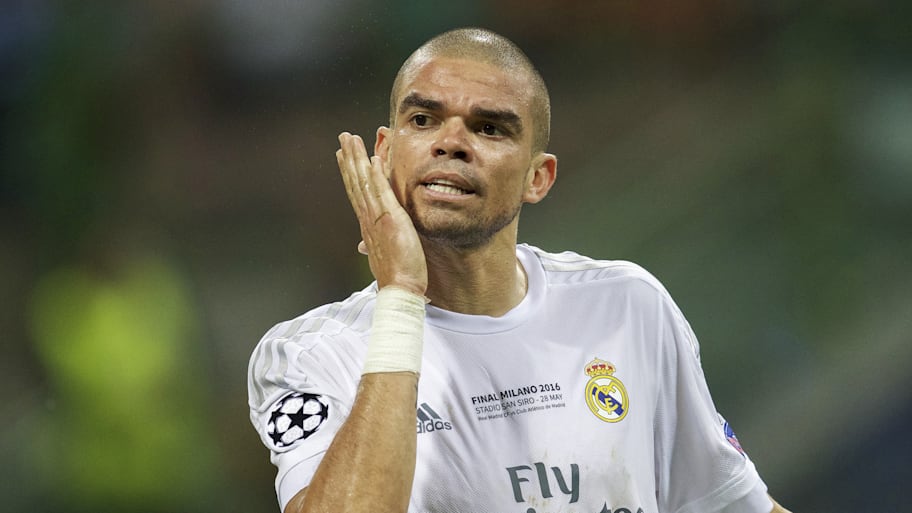 Pepe slapping himself.