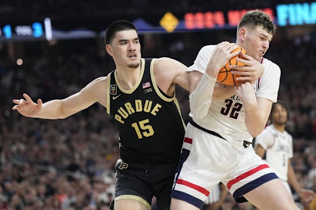Purdue Boilermakers center Zach Edey and Connecticut Huskies center Donovan Clingan battle for the ball