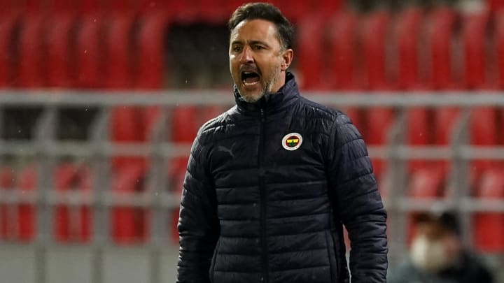 Vitor Pereira oyuncularını uyarıyor. Vitor Pereira oyuncularını uyarıyor.