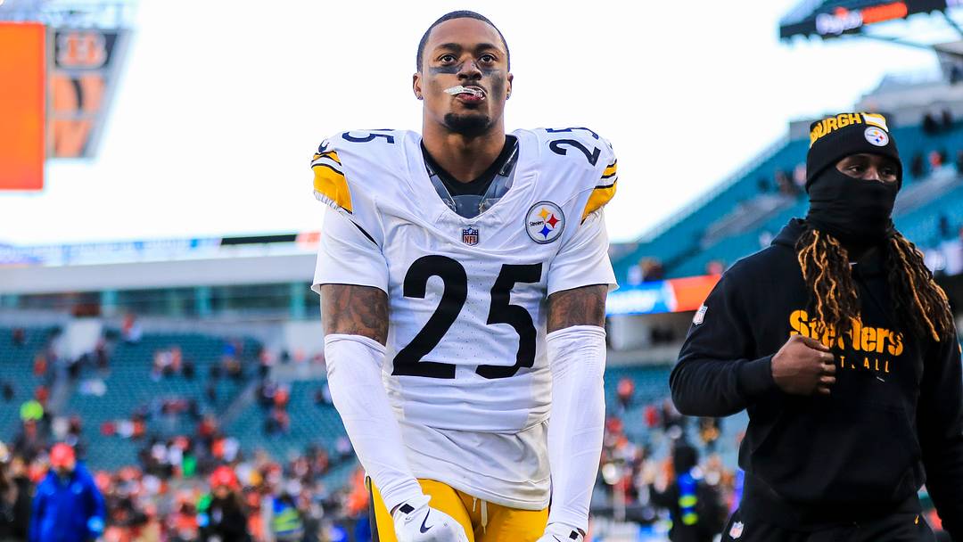 Dec 1, 2024; Cincinnati, Ohio, USA; Pittsburgh Steelers safety DeShon Elliott (25) runs off the field after the victory over the Cincinnati Bengals at Paycor Stadium. Mandatory Credit: Katie Stratman-Imagn Images