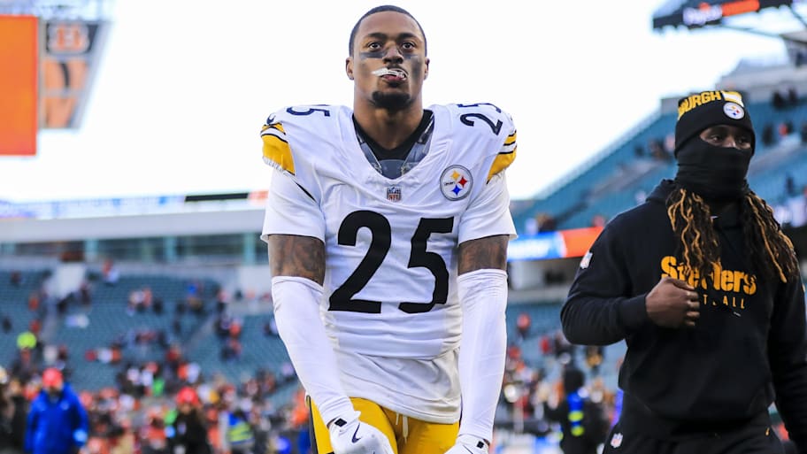 Pittsburgh Steelers safety DeShon Elliott (25) runs off the field after the victory over the Cincinnati Bengals at Paycor Stadium. | Katie Stratman-Imagn Images