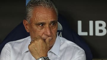 Com lesão de Pedro, Tite vai ter de mexer no XI inicial do Flamengo.