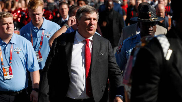 Georgia coach Kirby Smart arrives with his team before the start of the NCAA Aflac Kickoff Game in Atlanta, on Aug. 31, 2024.