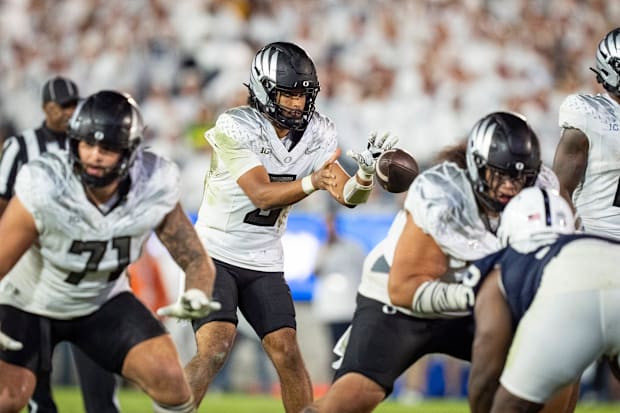 Oregon football quarterback Dante Moore
