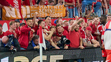 Die Fans erdrückten teilweise die Fotografen im Innenraum