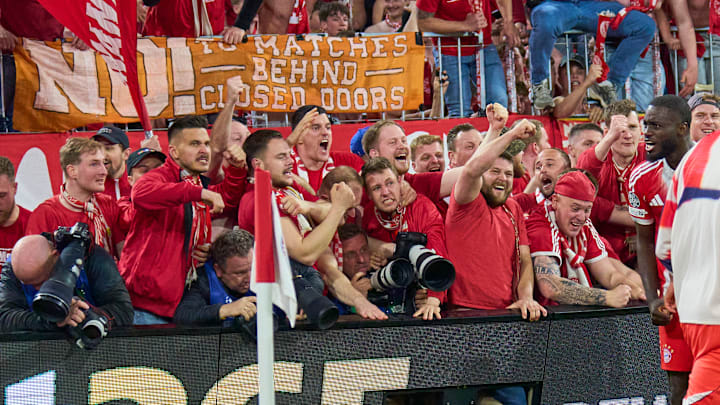 Die Fans erdrückten teilweise die Fotografen im Innenraum