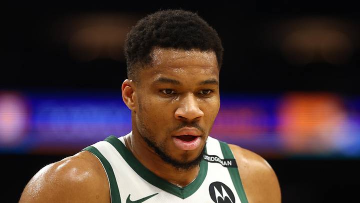 Milwaukee Bucks forward Giannis Antetokounmpo (34) against the Phoenix Suns at Footprint Center on Mar 24, 2025.
