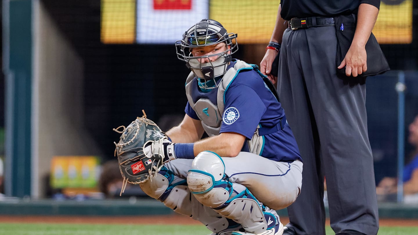 Seattle Mariners Star Named Finalist For Gold Glove Award!
