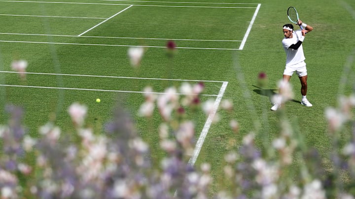 Lorenzo Musetti ejecuta su revés durante una práctica en Aorangi Park antes de Wimbledon 2025 en el All England Club Lorenzo Musetti ejecuta su revés durante una práctica en Aorangi Park antes de Wimbledon 2025 en el All England Club