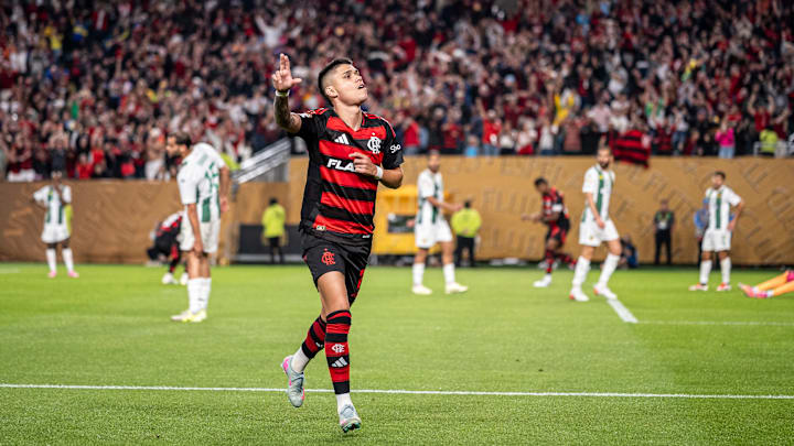 Flamengo estreia bem e assume liderança do Grupo D Flamengo estreia bem e assume liderança do Grupo D