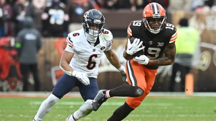 Dec 17, 2023; Cleveland, Ohio, USA; Cleveland Browns wide receiver Cedric Tillman (19) runs with the ball after a catch as Chicago Bears cornerback Kyler Gordon (6) defends during the second half at Cleveland Browns Stadium. Mandatory Credit: Ken Blaze-USA TODAY Sports