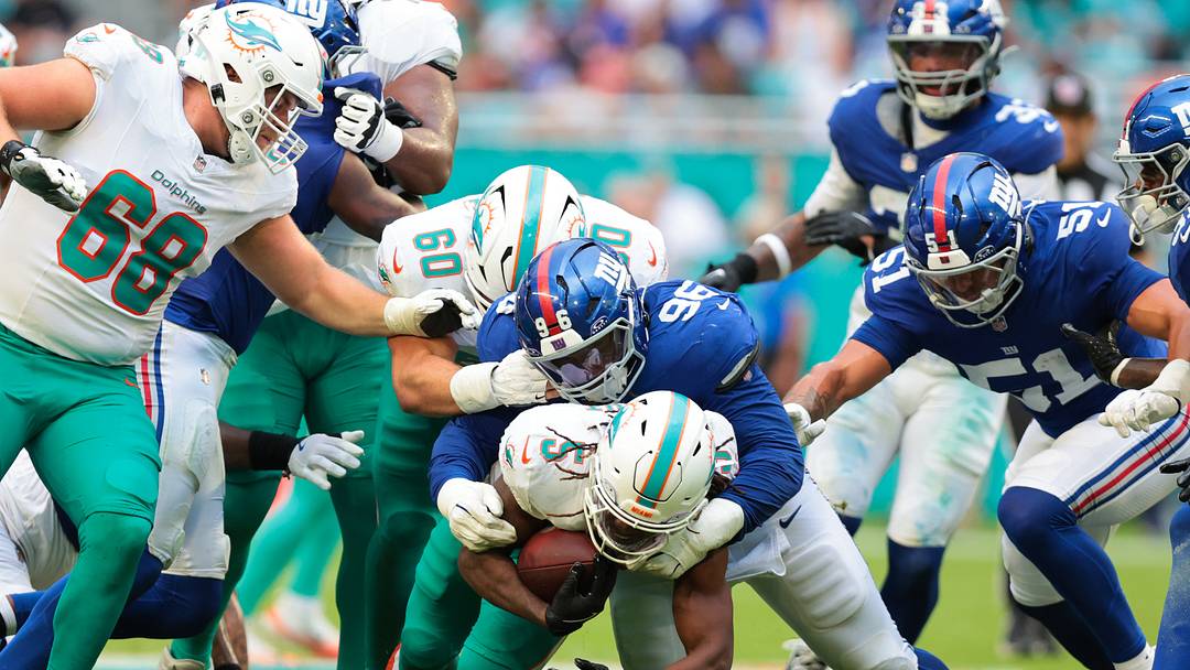 Miami Dolphins running back Jaylen Wright (5) runs with the football against New York Giants defensive tackle Zacch Pickens (96) during the first half at Hard Rock Stadium.