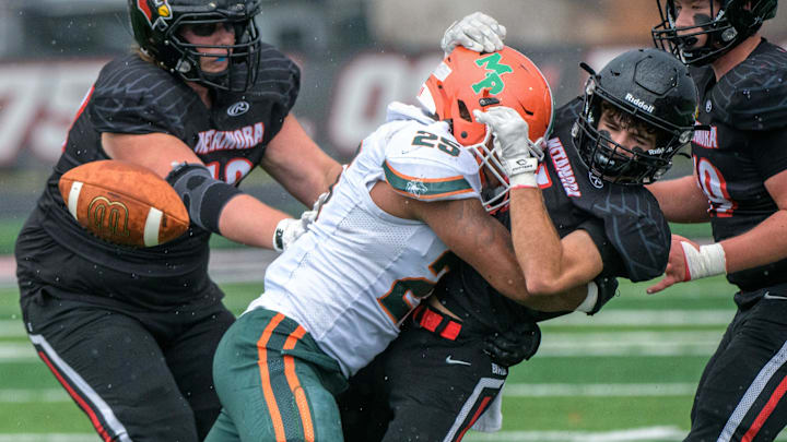 Morgan Park’s Mekhi Hubbard (25) breaks up a pass intended for Metamora’s Avery Grebner 