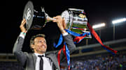 Luis Enrique levantando el trofeo de la Copa Del Rey, que consiguió con el FC Barcelona 