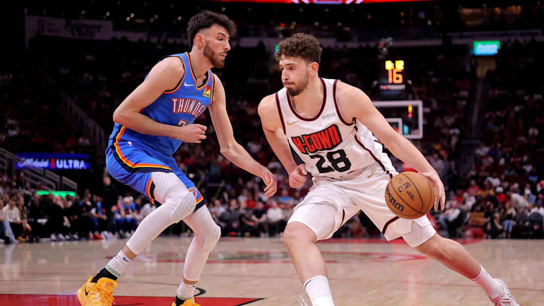 Apr 4, 2025; Houston, Texas, USA; Houston Rockets center Alperen Sengun (28) handles the ball against Oklahoma City Thunder forward Chet Holmgren (7) during the first quarter at Toyota Center. Mandatory Credit: Erik Williams-Imagn Images Apr 4, 2025; Houston, Texas, USA; Houston Rockets center Alperen Sengun (28) handles the ball against Oklahoma City Thunder forward Chet Holmgren (7) during the first quarter at Toyota Center. Mandatory Credit: Erik Williams-Imagn Images